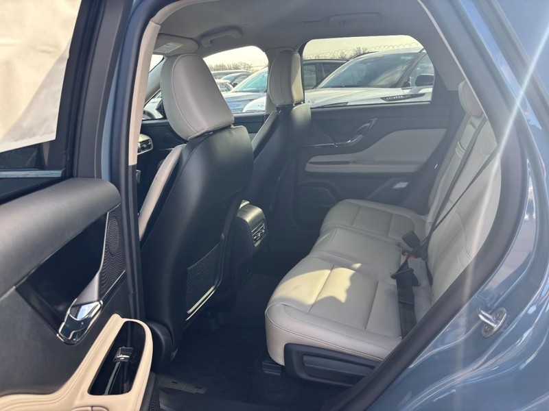 Lincoln Corsair Vehicle Full-screen Gallery Image 11