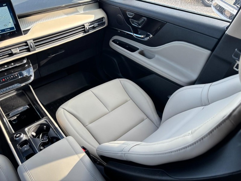 Lincoln Corsair Vehicle Full-screen Gallery Image 15