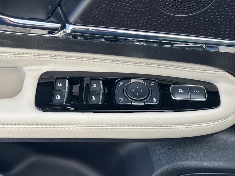 Lincoln Corsair Vehicle Full-screen Gallery Image 16