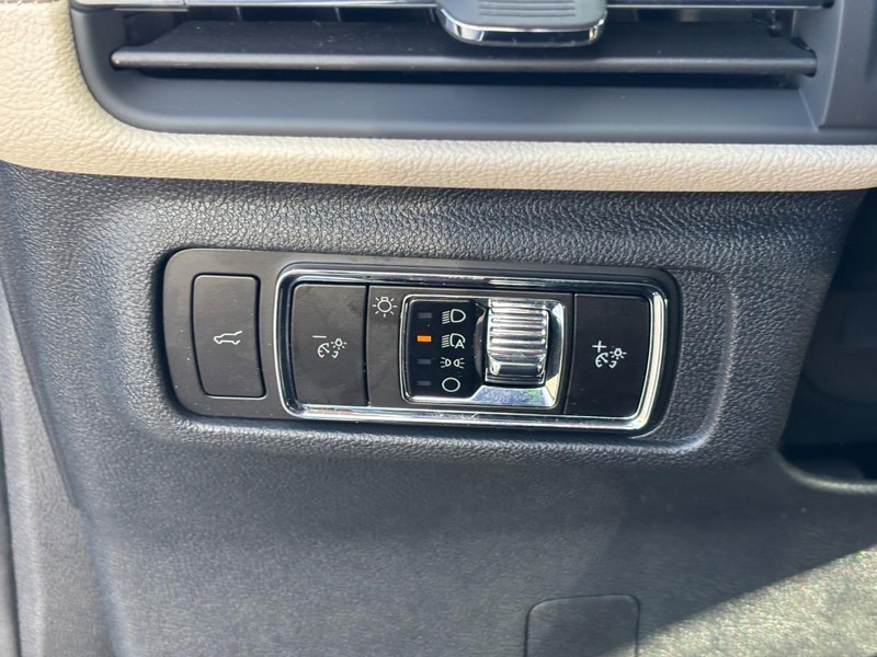 Lincoln Corsair Vehicle Full-screen Gallery Image 17