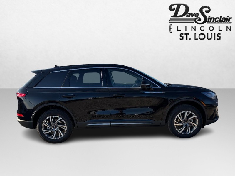 Lincoln Corsair Vehicle Full-screen Gallery Image 04