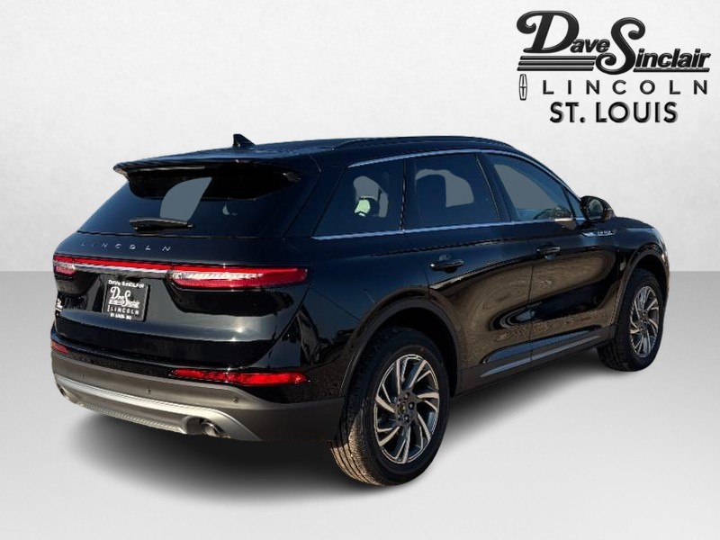 Lincoln Corsair Vehicle Full-screen Gallery Image 05