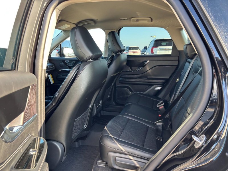 Lincoln Corsair Vehicle Full-screen Gallery Image 11