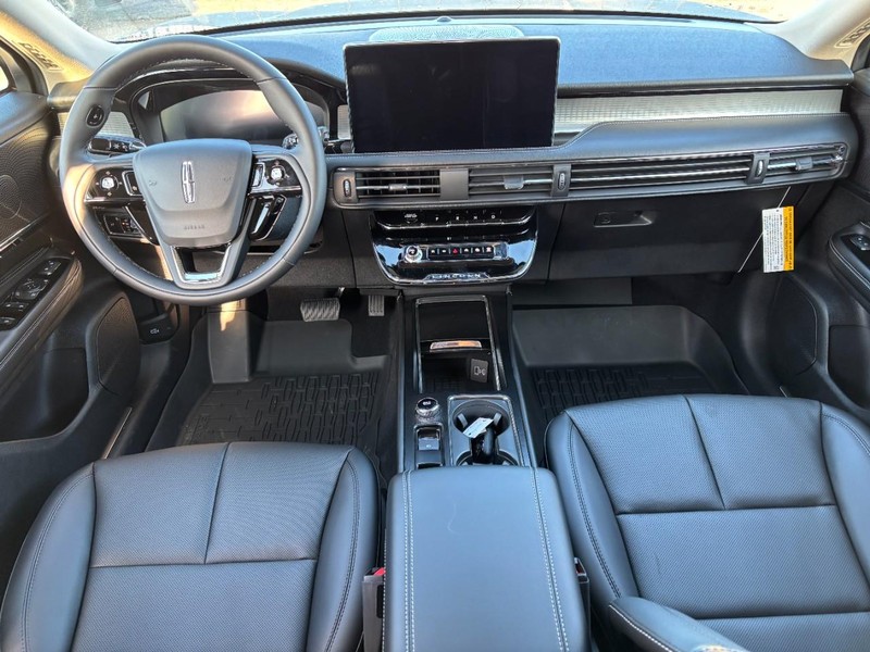 Lincoln Corsair Vehicle Full-screen Gallery Image 12