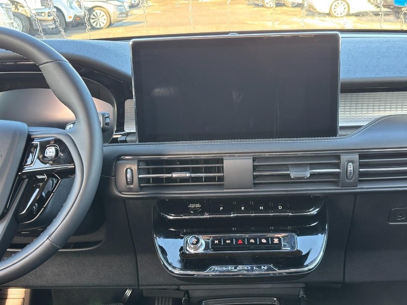 Lincoln Corsair Vehicle Full-screen Gallery Image 14