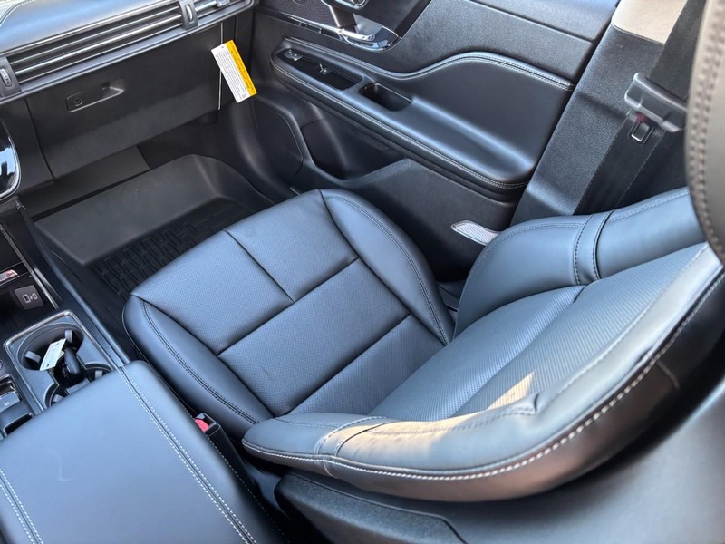 Lincoln Corsair Vehicle Full-screen Gallery Image 15