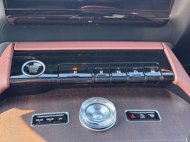 Lincoln Navigator L Vehicle Full-screen Gallery Image 26