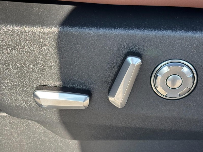 Lincoln Navigator L Vehicle Full-screen Gallery Image 27