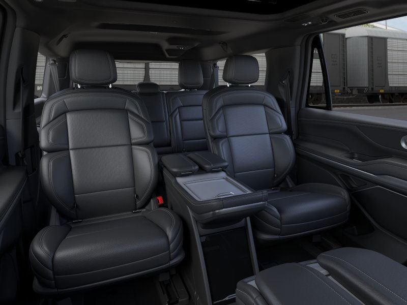 Lincoln Navigator L Vehicle Full-screen Gallery Image 12