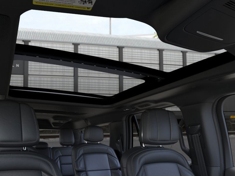 Lincoln Navigator L Vehicle Full-screen Gallery Image 23
