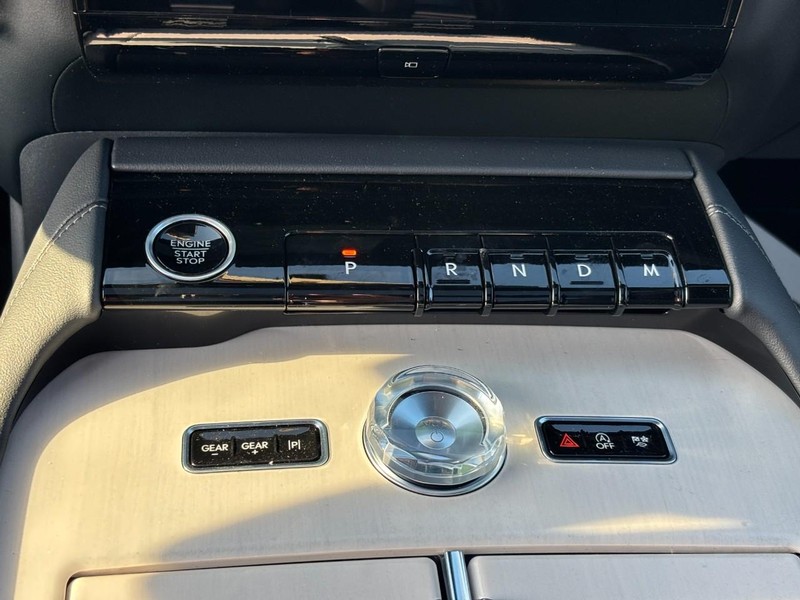 Lincoln Navigator L Vehicle Full-screen Gallery Image 26