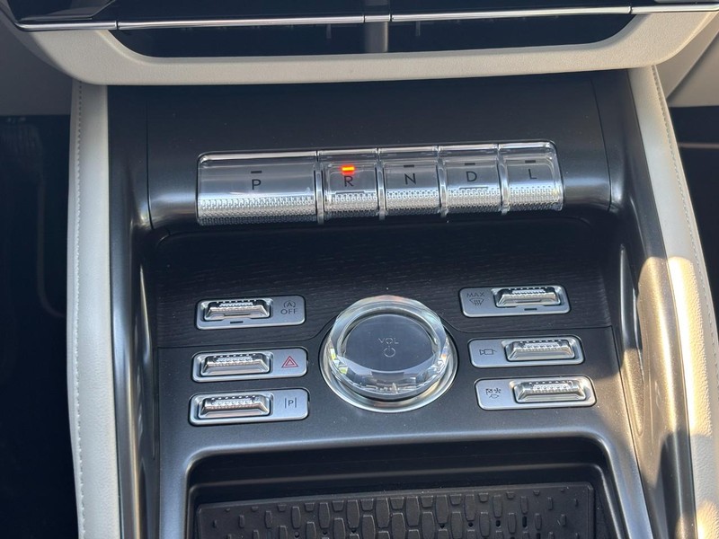 Lincoln Nautilus Vehicle Full-screen Gallery Image 26