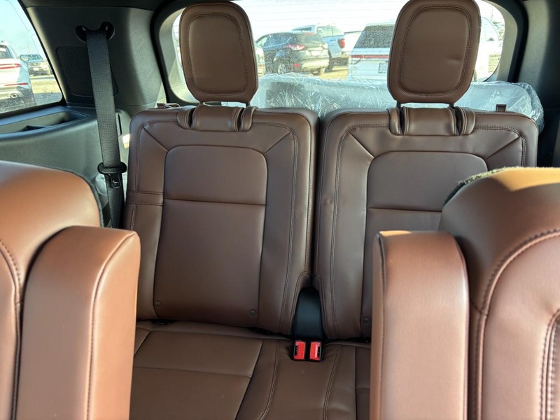 Lincoln Aviator Vehicle Full-screen Gallery Image 11