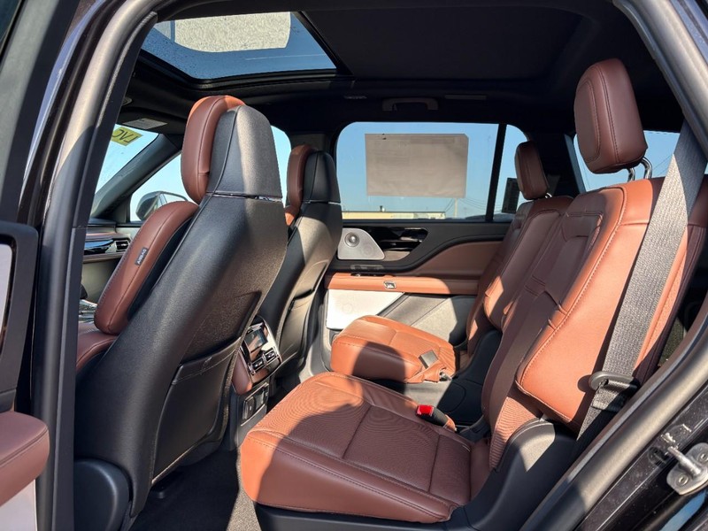 Lincoln Aviator Vehicle Full-screen Gallery Image 12