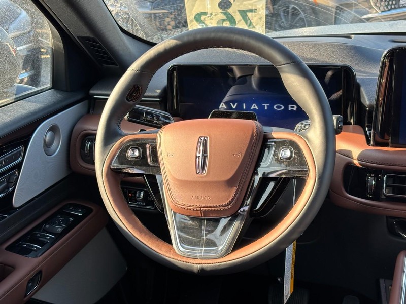Lincoln Aviator Vehicle Full-screen Gallery Image 14