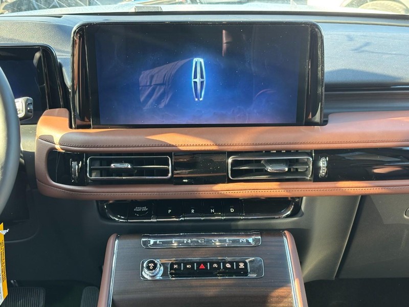 Lincoln Aviator Vehicle Full-screen Gallery Image 15