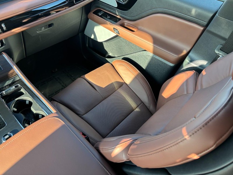 Lincoln Aviator Vehicle Full-screen Gallery Image 16