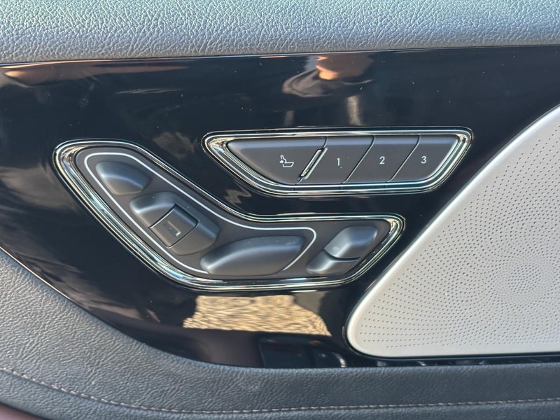 Lincoln Aviator Vehicle Full-screen Gallery Image 17