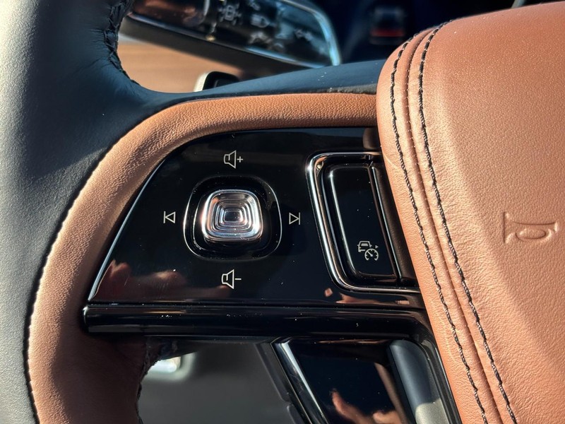 Lincoln Aviator Vehicle Full-screen Gallery Image 20