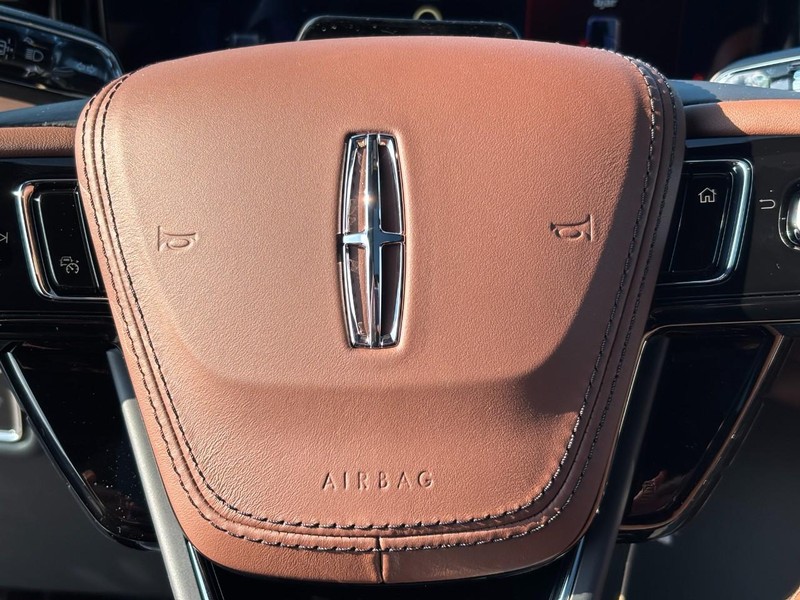 Lincoln Aviator Vehicle Full-screen Gallery Image 21