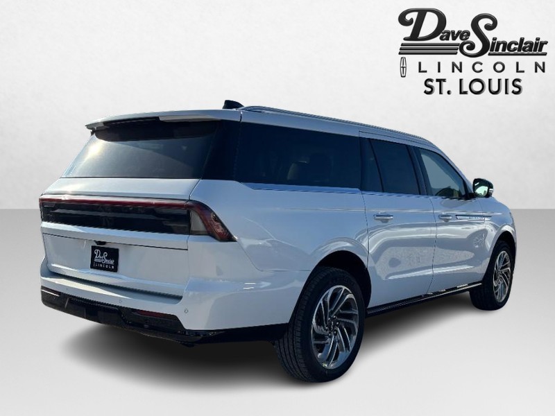 Lincoln Navigator L Vehicle Full-screen Gallery Image 05