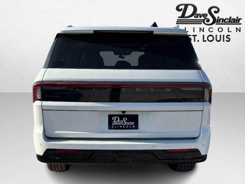 Lincoln Navigator L Vehicle Full-screen Gallery Image 06