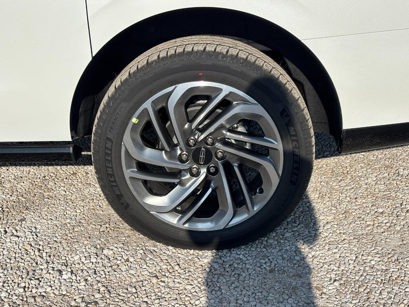 Lincoln Navigator L Vehicle Full-screen Gallery Image 10