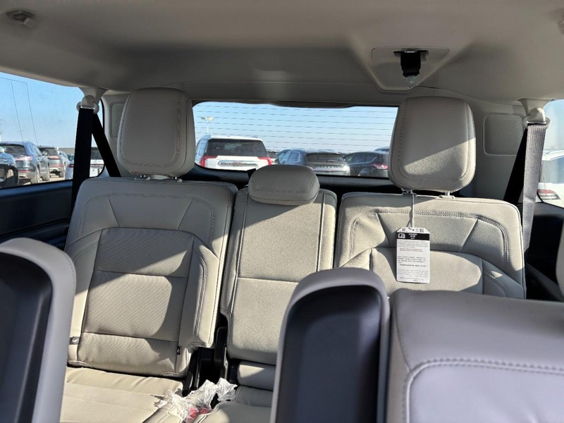 Lincoln Navigator L Vehicle Full-screen Gallery Image 11
