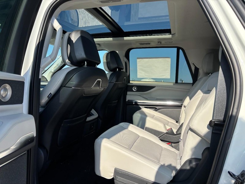 Lincoln Navigator L Vehicle Full-screen Gallery Image 12