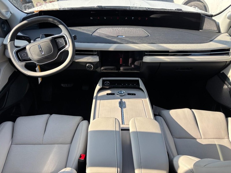 Lincoln Navigator L Vehicle Full-screen Gallery Image 13