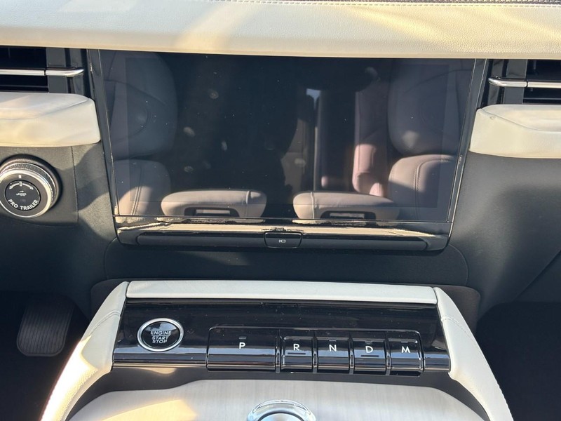 Lincoln Navigator L Vehicle Full-screen Gallery Image 15