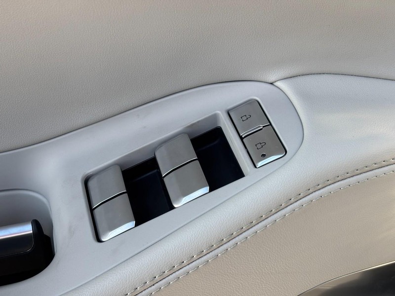 Lincoln Navigator L Vehicle Full-screen Gallery Image 17