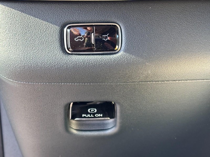 Lincoln Navigator L Vehicle Full-screen Gallery Image 18