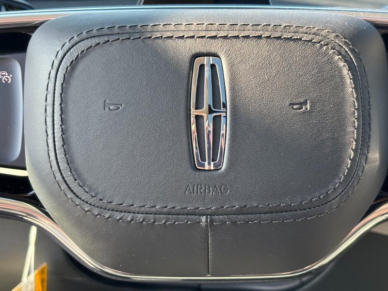 Lincoln Navigator L Vehicle Full-screen Gallery Image 20