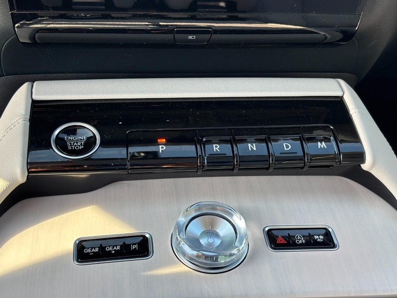 Lincoln Navigator L Vehicle Full-screen Gallery Image 26