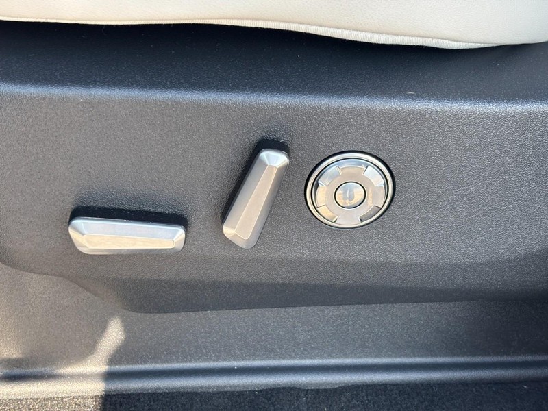 Lincoln Navigator L Vehicle Full-screen Gallery Image 27