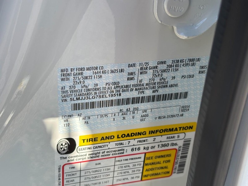 Lincoln Navigator L Vehicle Full-screen Gallery Image 28