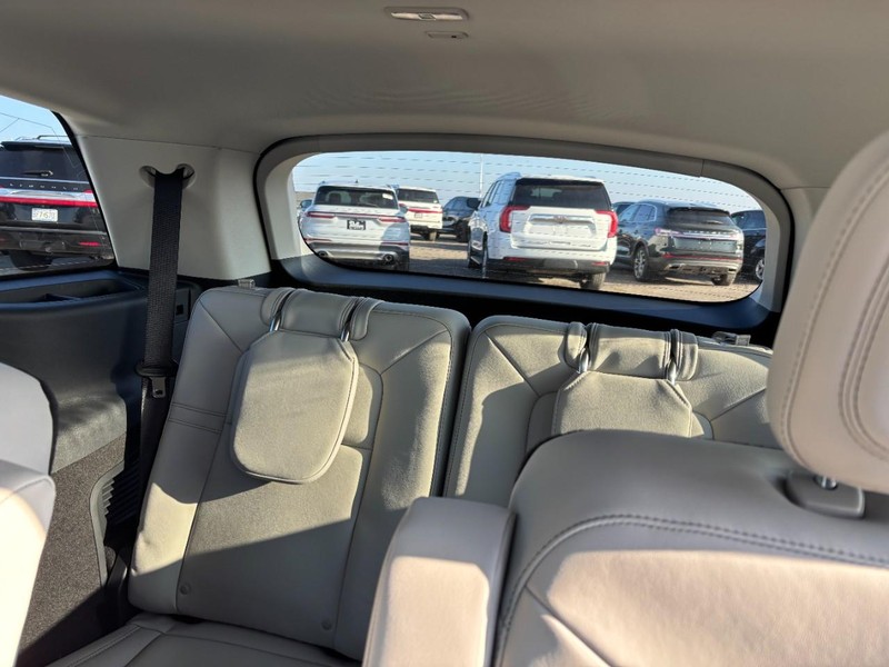 Lincoln Aviator Vehicle Full-screen Gallery Image 11