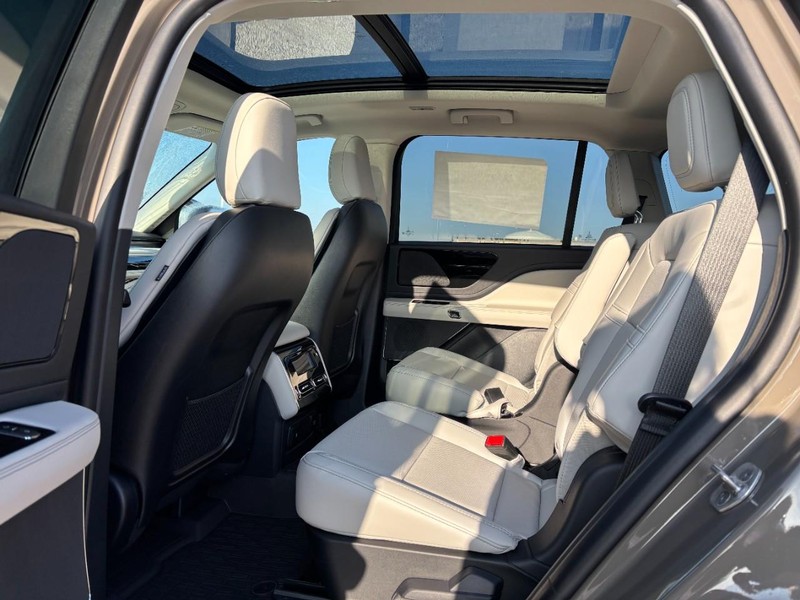 Lincoln Aviator Vehicle Full-screen Gallery Image 12