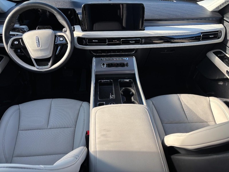 Lincoln Aviator Vehicle Full-screen Gallery Image 13