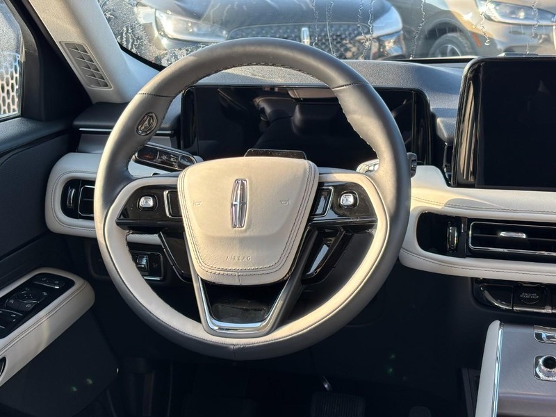 Lincoln Aviator Vehicle Full-screen Gallery Image 14