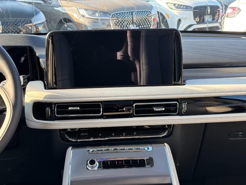Lincoln Aviator Vehicle Full-screen Gallery Image 15