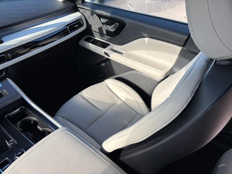 Lincoln Aviator Vehicle Full-screen Gallery Image 16