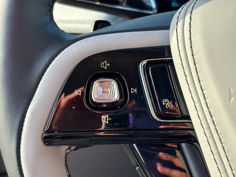 Lincoln Aviator Vehicle Full-screen Gallery Image 20