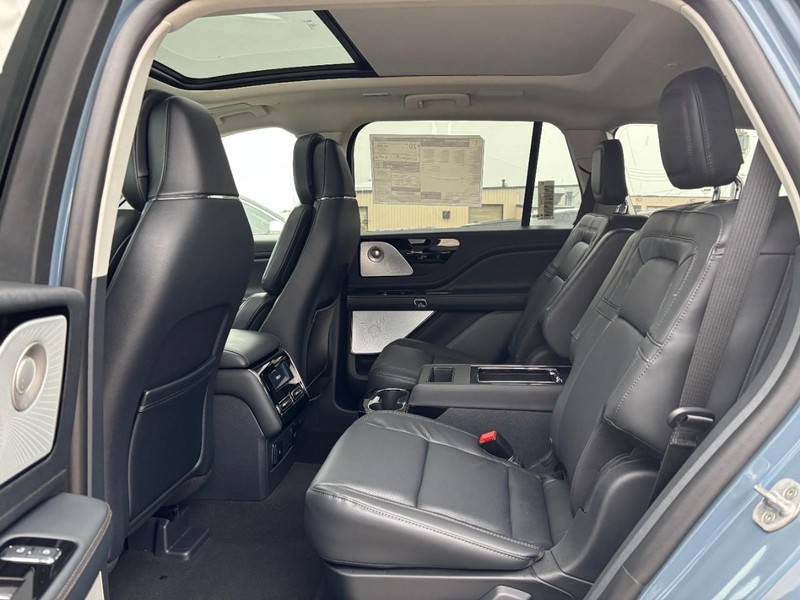 Lincoln Aviator Vehicle Full-screen Gallery Image 12
