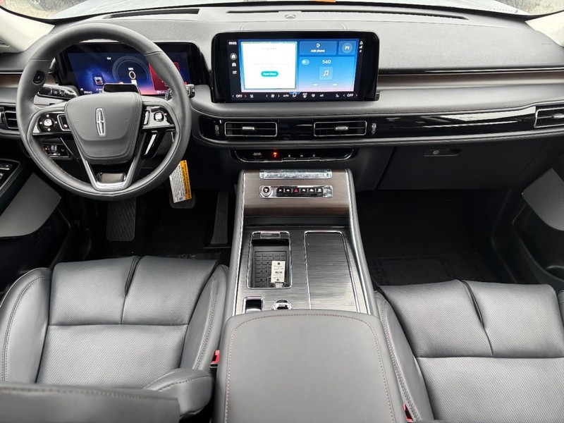 Lincoln Aviator Vehicle Full-screen Gallery Image 13