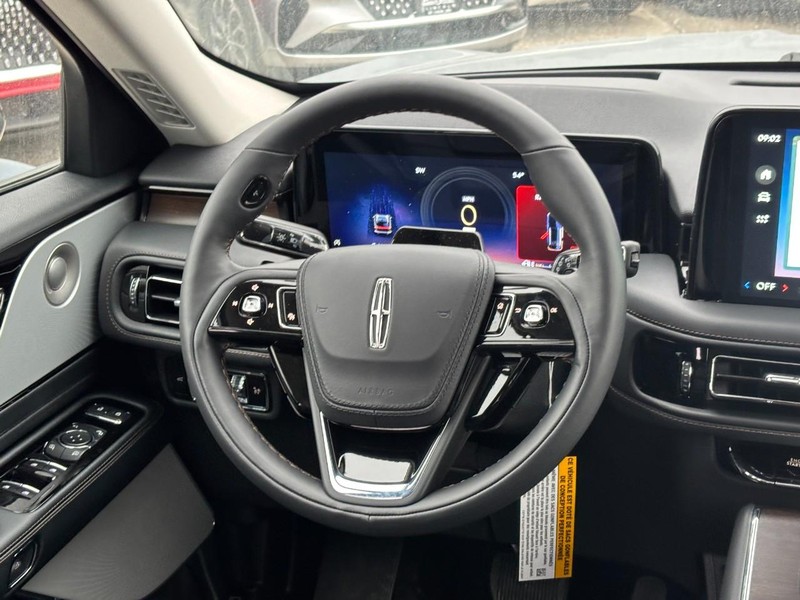 Lincoln Aviator Vehicle Full-screen Gallery Image 14