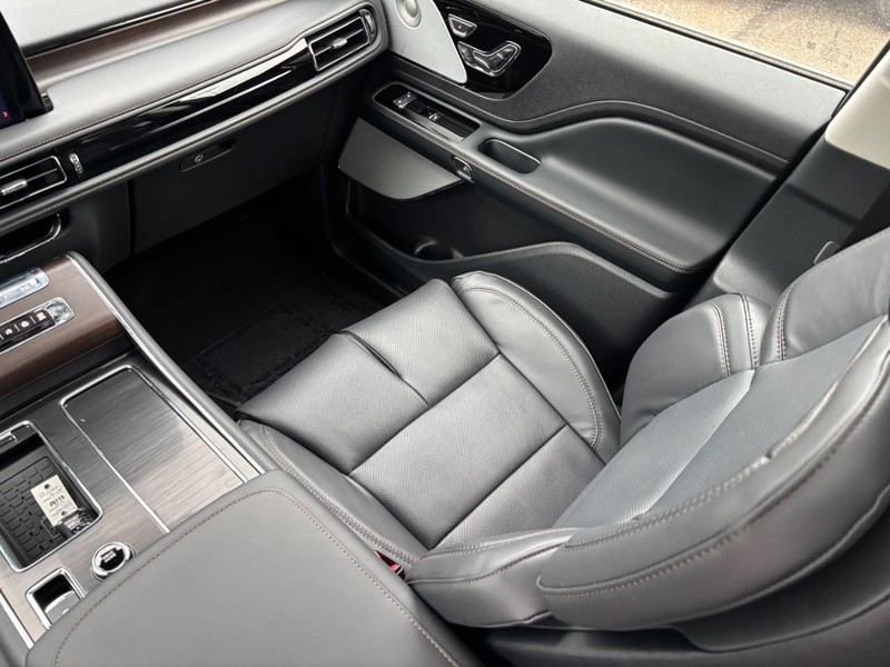 Lincoln Aviator Vehicle Full-screen Gallery Image 16