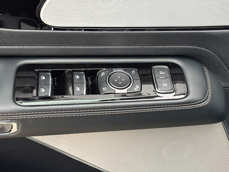 Lincoln Aviator Vehicle Full-screen Gallery Image 18