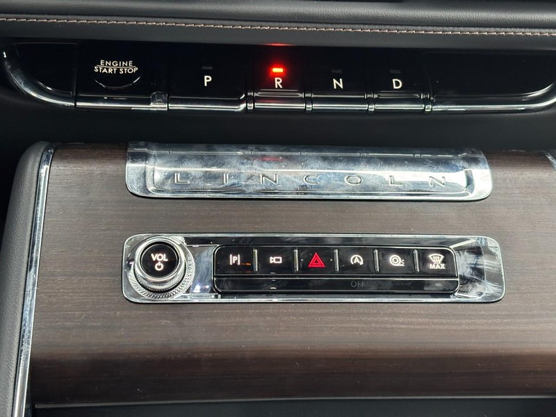 Lincoln Aviator Vehicle Full-screen Gallery Image 26